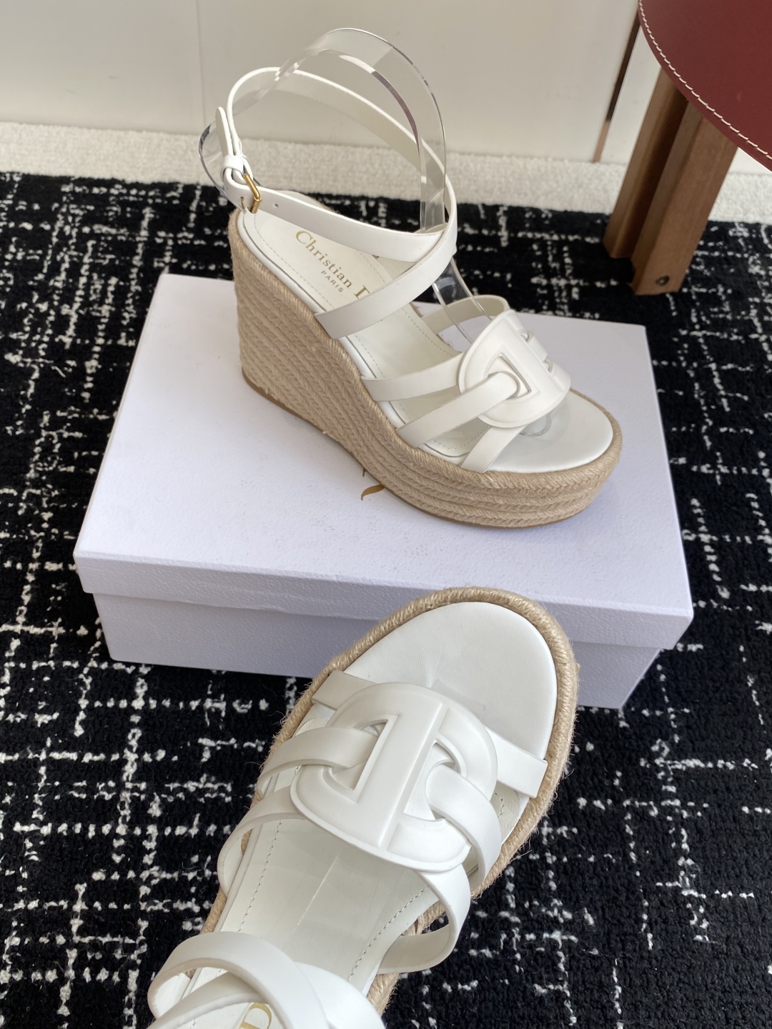 代购级
Dior 迪奥 25ss 夏季高版本新款 厚底拖鞋

简约超级百搭. 上脚完美奢华可任意搭配春夏