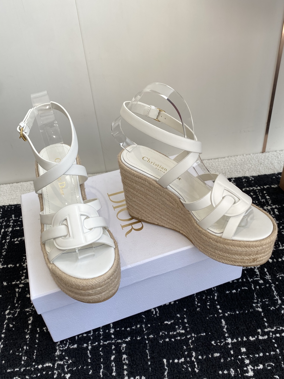 代购级
Dior 迪奥 25ss 夏季高版本新款 厚底拖鞋

简约超级百搭. 上脚完美奢华可任意搭配春夏