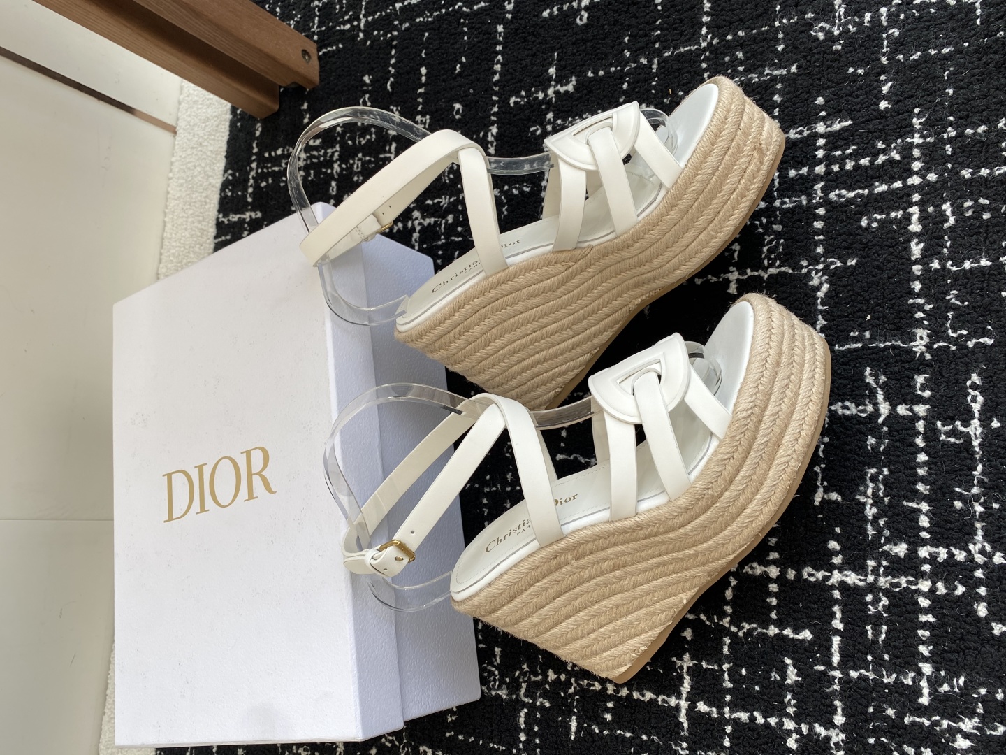 代购级
Dior 迪奥 25ss 夏季高版本新款 厚底拖鞋

简约超级百搭. 上脚完美奢华可任意搭配春夏