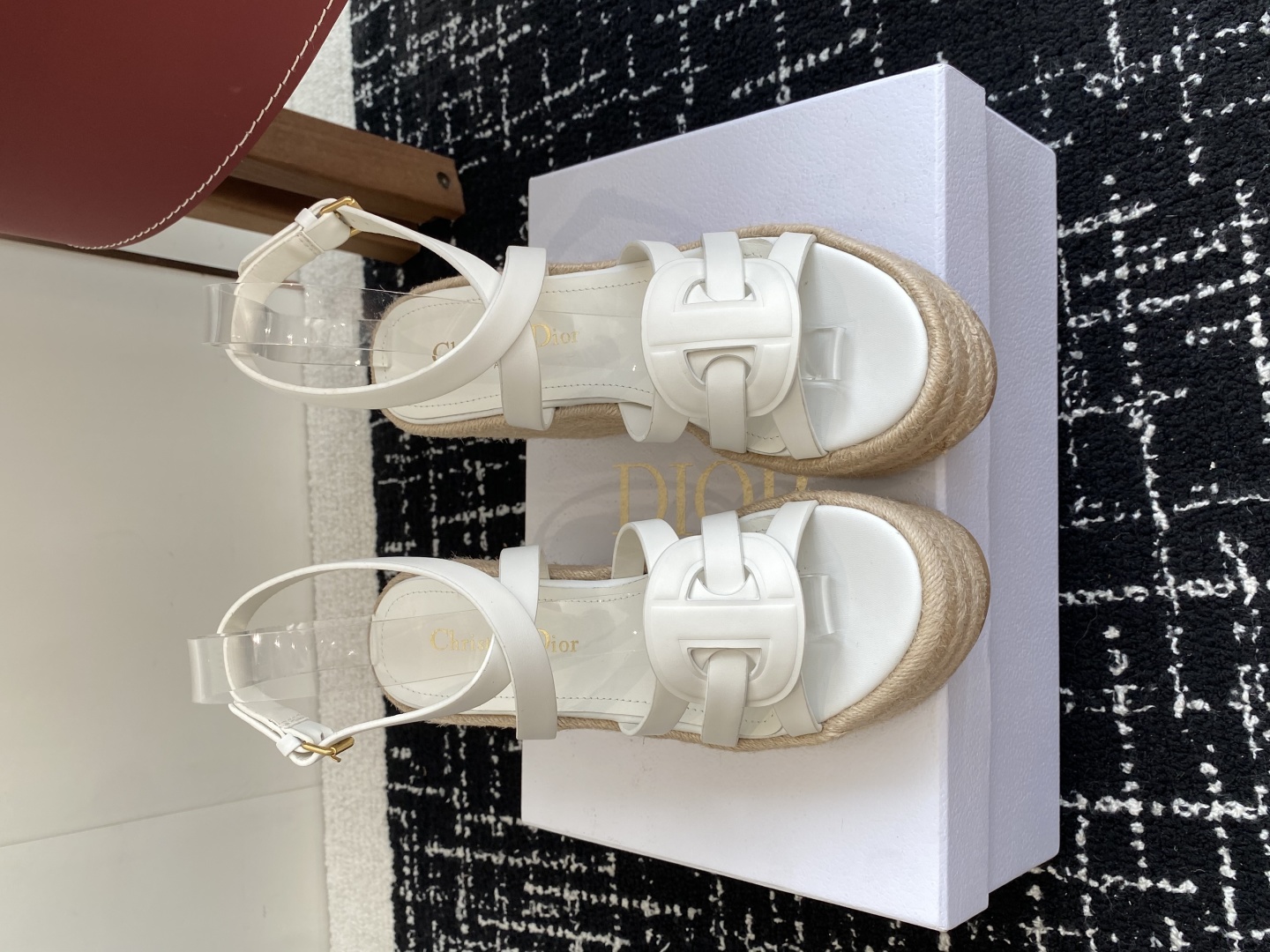 代购级
Dior 迪奥 25ss 夏季高版本新款 厚底拖鞋

简约超级百搭. 上脚完美奢华可任意搭配春夏
