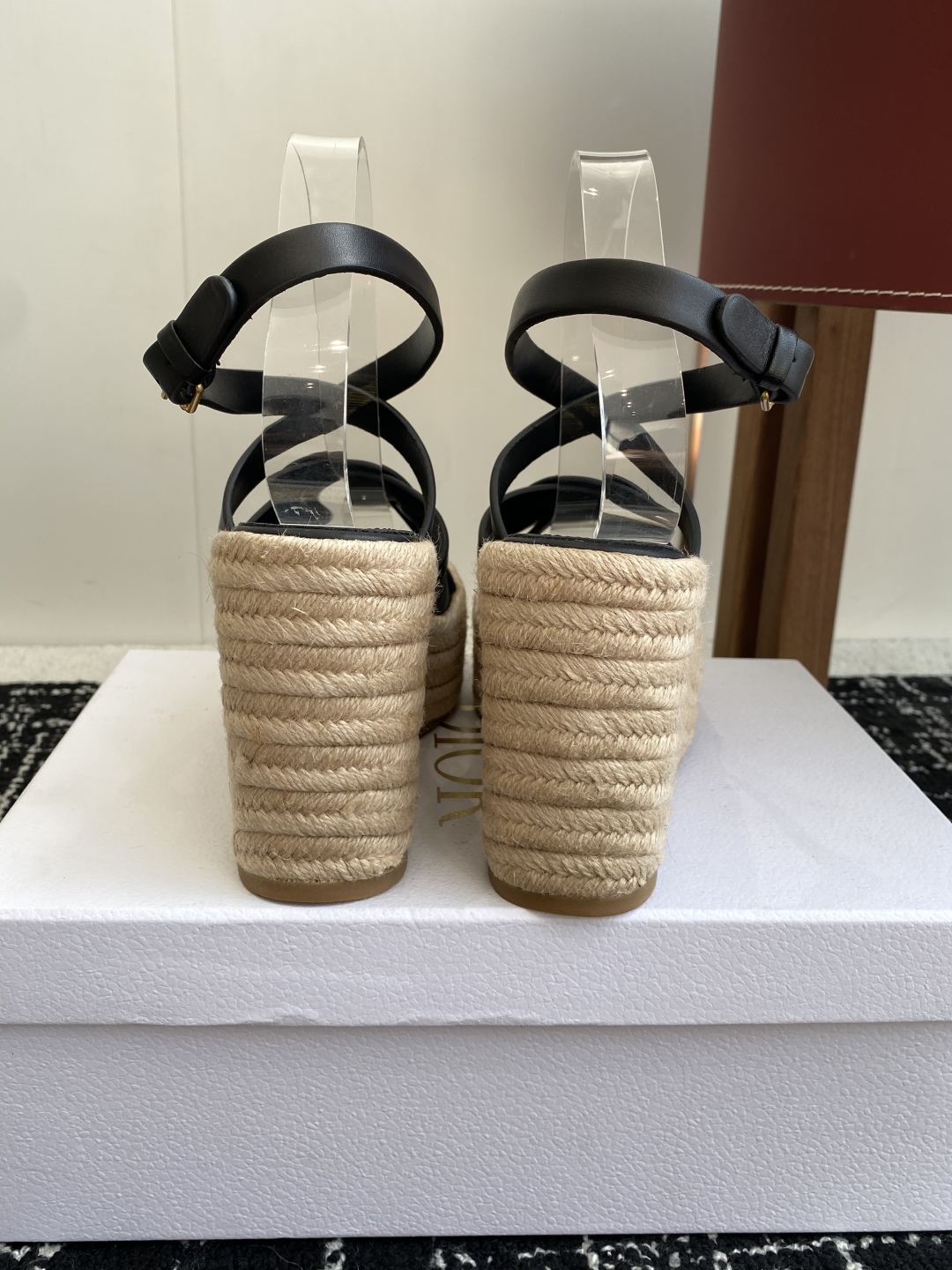 代购级
Dior 迪奥 25ss 夏季高版本新款 厚底拖鞋

简约超级百搭. 上脚完美奢华可任意搭配春夏