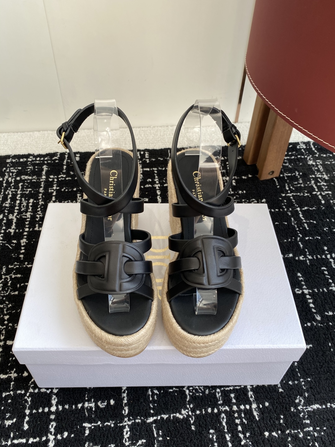 代购级
Dior 迪奥 25ss 夏季高版本新款 厚底拖鞋

简约超级百搭. 上脚完美奢华可任意搭配春夏