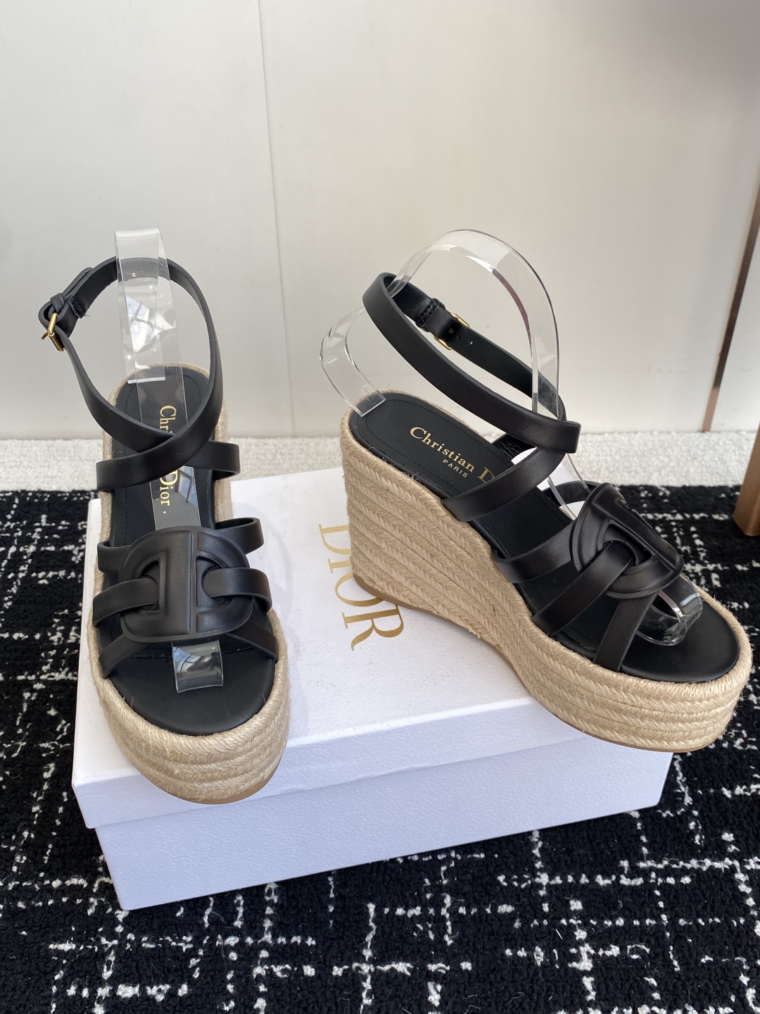 代购级
Dior 迪奥 25ss 夏季高版本新款 厚底拖鞋

简约超级百搭. 上脚完美奢华可任意搭配春夏