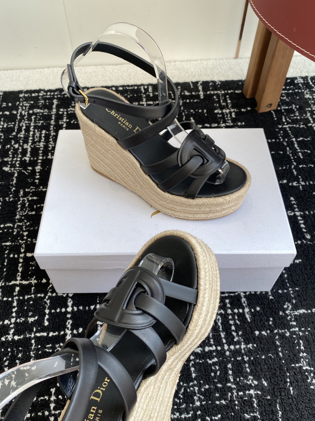 代购级
Dior 迪奥 25ss 夏季高版本新款 厚底拖鞋

简约超级百搭. 上脚完美奢华可任意搭配春夏