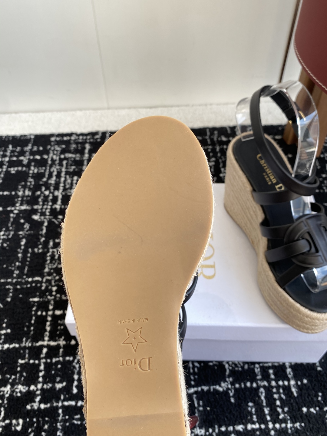 代购级
Dior 迪奥 25ss 夏季高版本新款 厚底拖鞋

简约超级百搭. 上脚完美奢华可任意搭配春夏