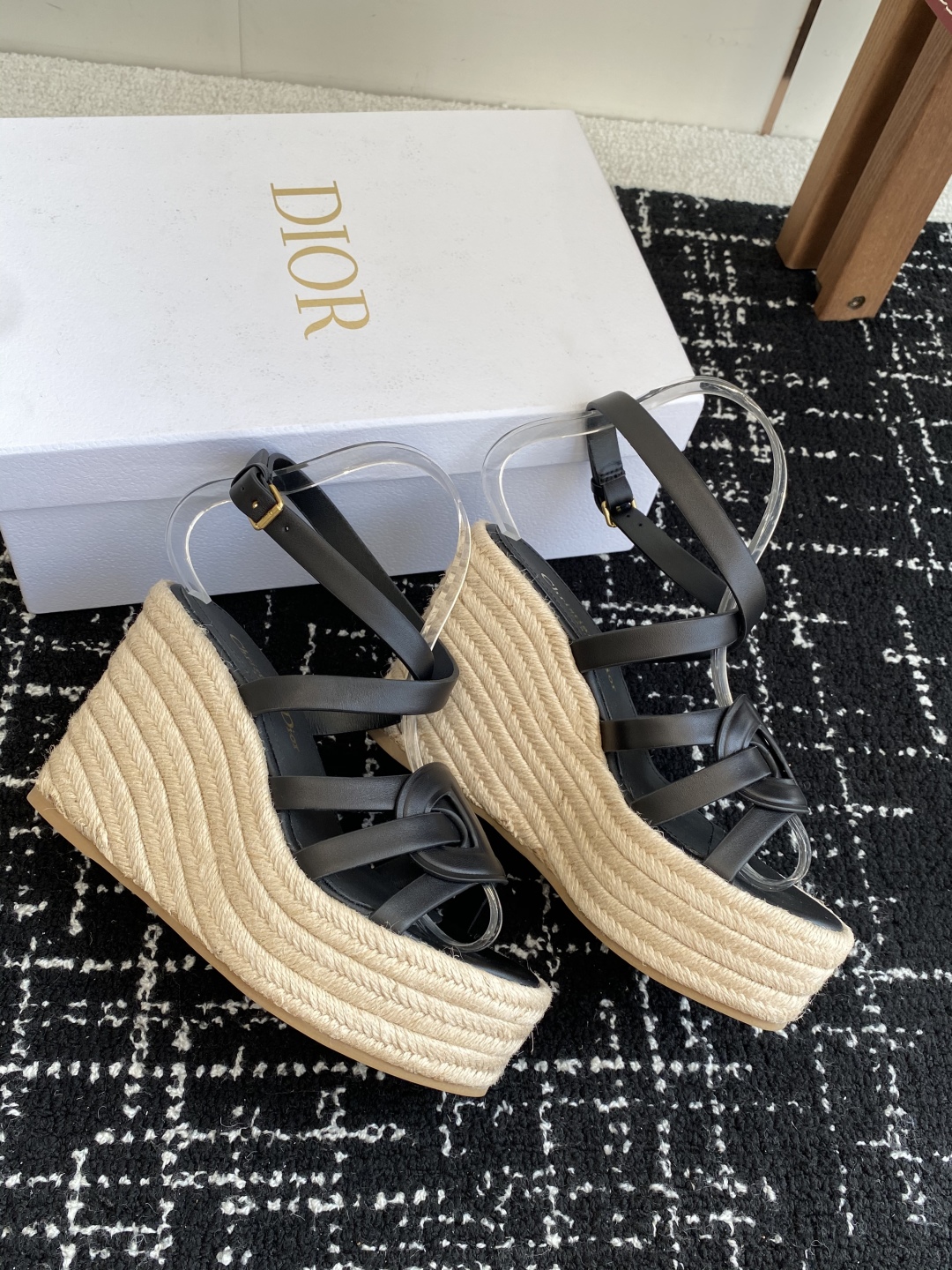 代购级
Dior 迪奥 25ss 夏季高版本新款 厚底拖鞋

简约超级百搭. 上脚完美奢华可任意搭配春夏
