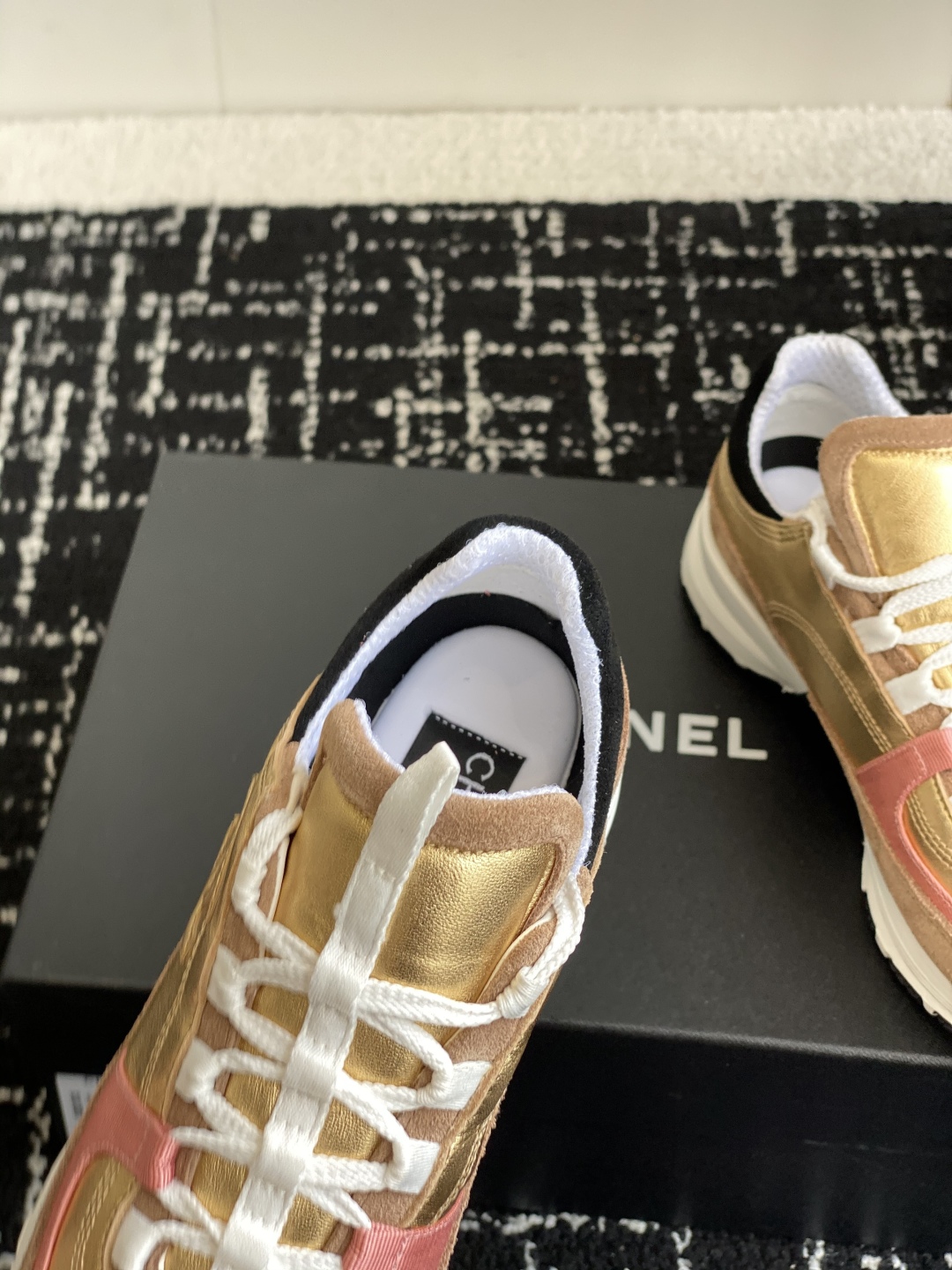 代购级
Chanel香奈儿 25ss 春夏新款专柜顶级休闲款运动鞋

这款经典设计 鞋面多种工艺电绣的风