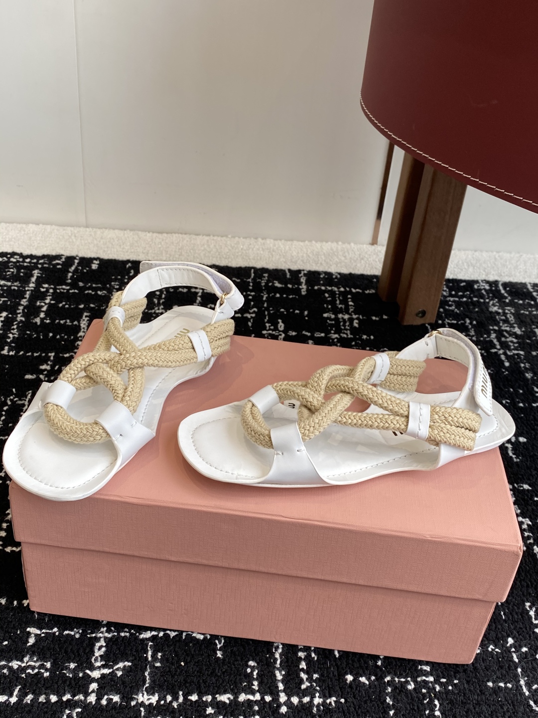 代购级
MiuMiu缪缪 25ss仙女简约风平底凉鞋 夏季百搭款

舒适又好穿，上脚显白 怎么穿都好看，