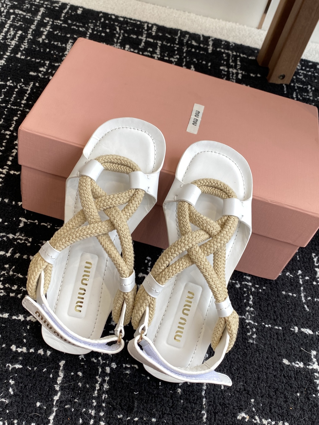 代购级
MiuMiu缪缪 25ss仙女简约风平底凉鞋 夏季百搭款

舒适又好穿，上脚显白 怎么穿都好看，