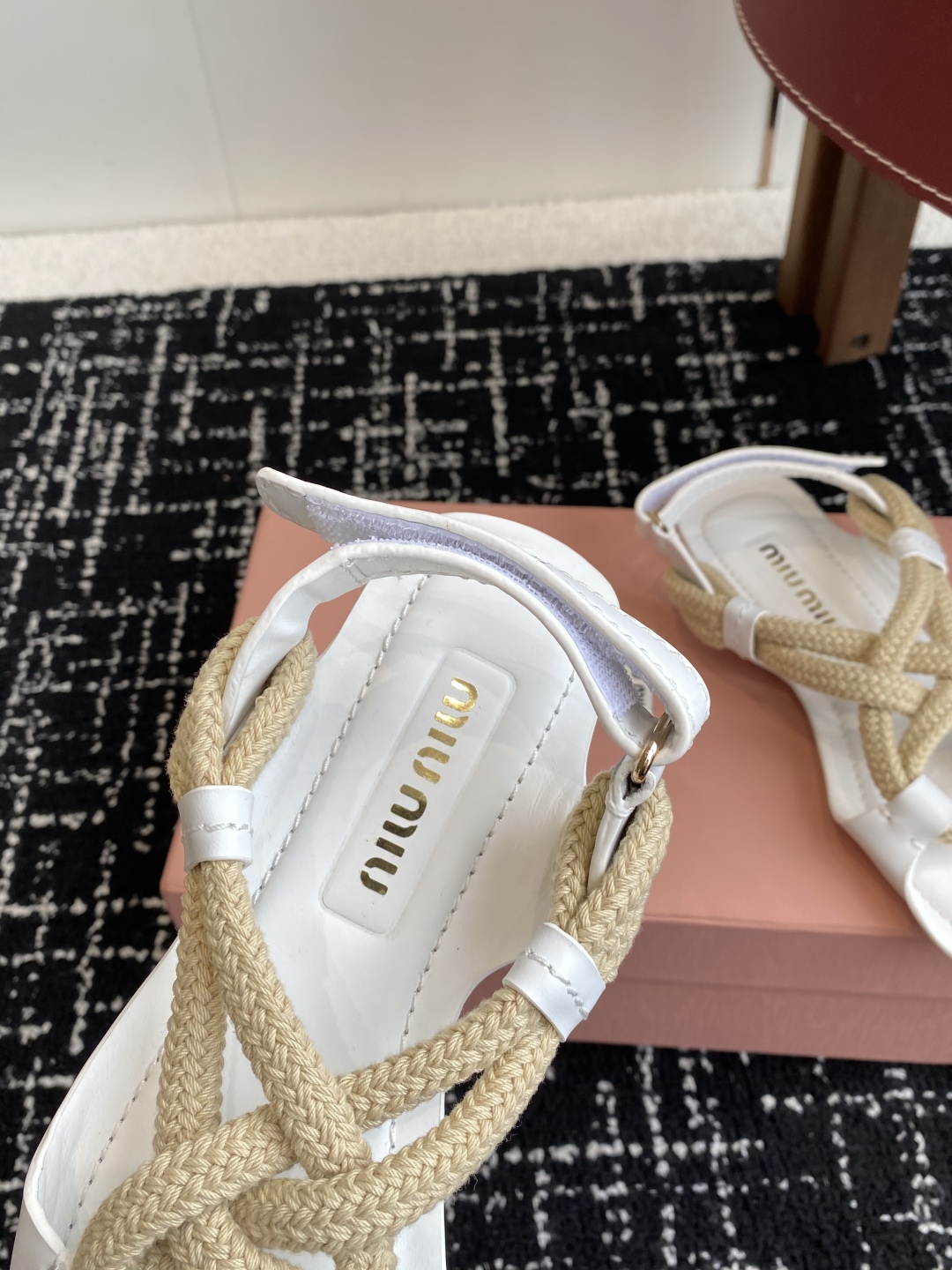 代购级
MiuMiu缪缪 25ss仙女简约风平底凉鞋 夏季百搭款

舒适又好穿，上脚显白 怎么穿都好看，