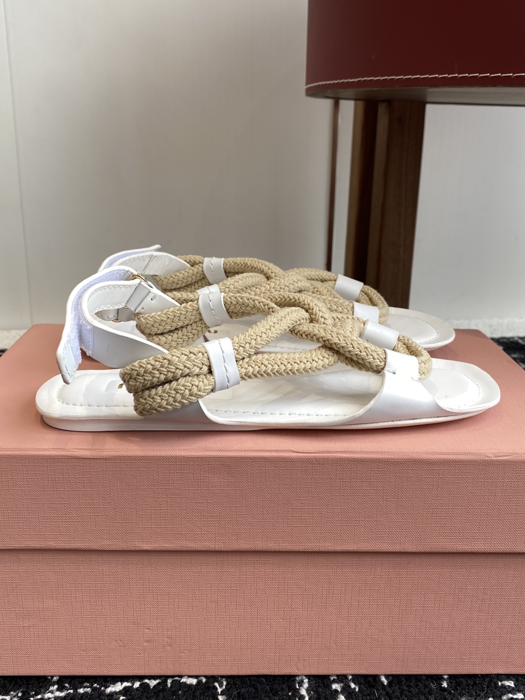 代购级
MiuMiu缪缪 25ss仙女简约风平底凉鞋 夏季百搭款

舒适又好穿，上脚显白 怎么穿都好看，