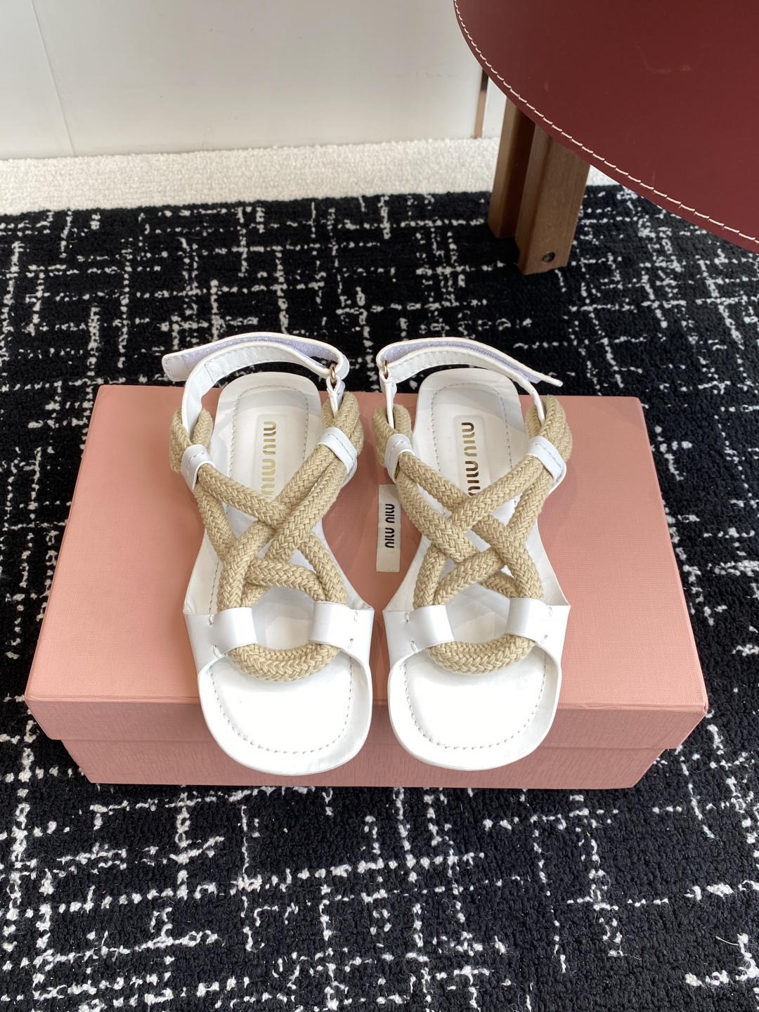 代购级
MiuMiu缪缪 25ss仙女简约风平底凉鞋 夏季百搭款

舒适又好穿，上脚显白 怎么穿都好看，