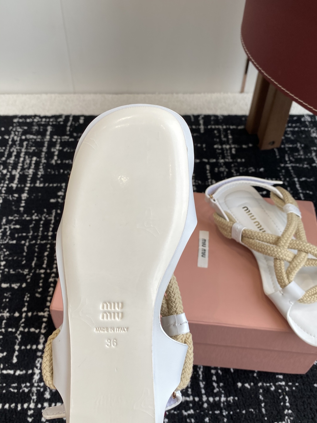 代购级
MiuMiu缪缪 25ss仙女简约风平底凉鞋 夏季百搭款

舒适又好穿，上脚显白 怎么穿都好看，
