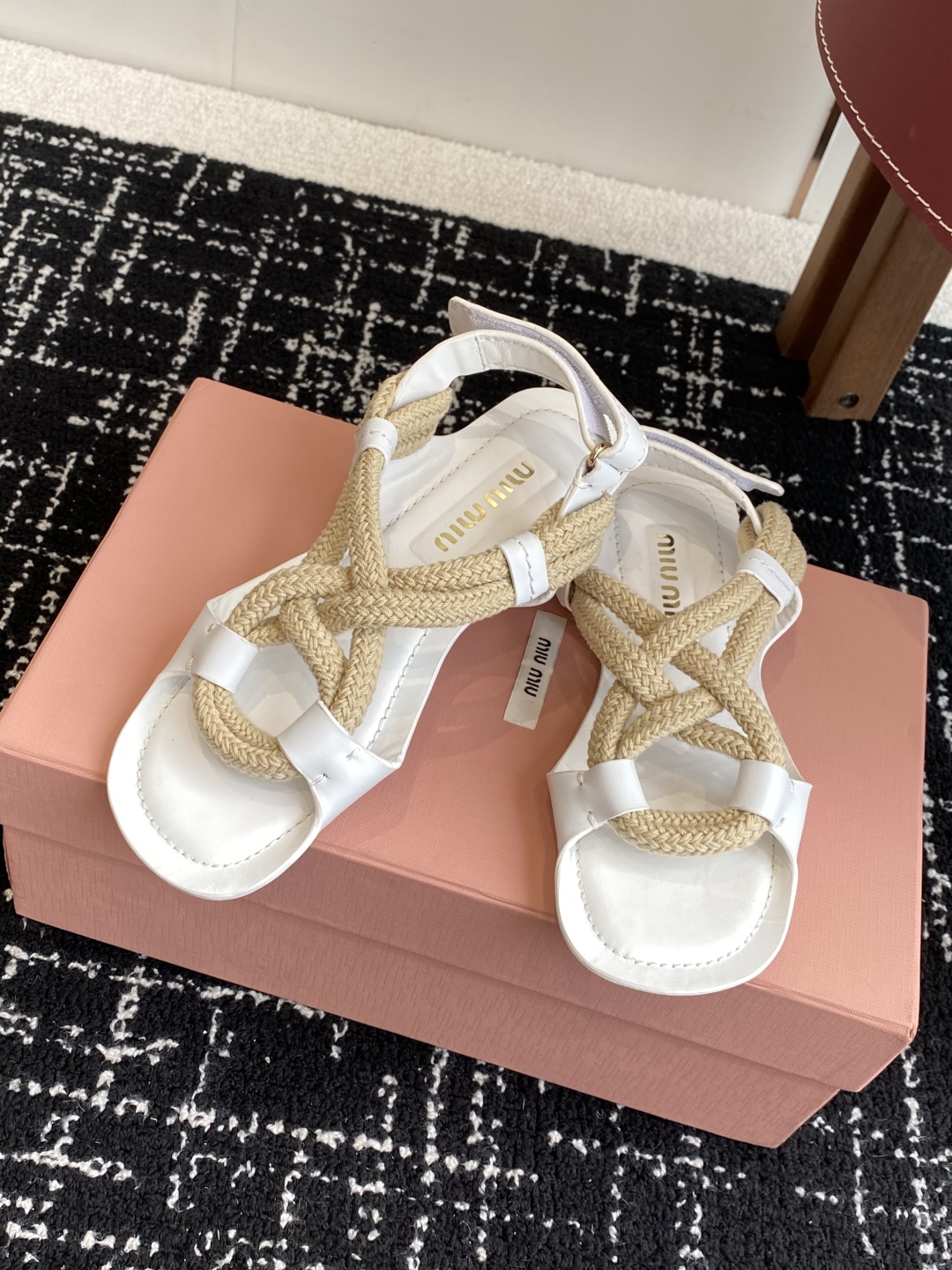 代购级
MiuMiu缪缪 25ss仙女简约风平底凉鞋 夏季百搭款

舒适又好穿，上脚显白 怎么穿都好看，