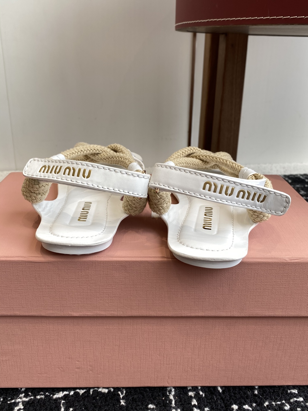 代购级
MiuMiu缪缪 25ss仙女简约风平底凉鞋 夏季百搭款

舒适又好穿，上脚显白 怎么穿都好看，