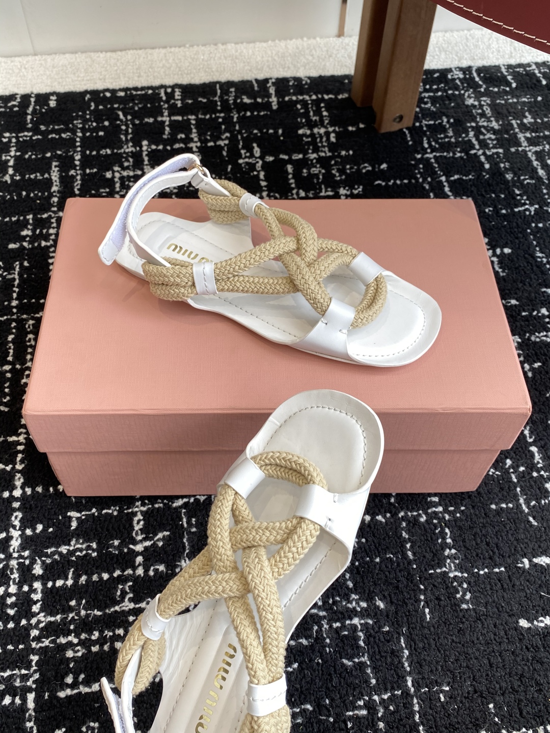 代购级
MiuMiu缪缪 25ss仙女简约风平底凉鞋 夏季百搭款

舒适又好穿，上脚显白 怎么穿都好看，