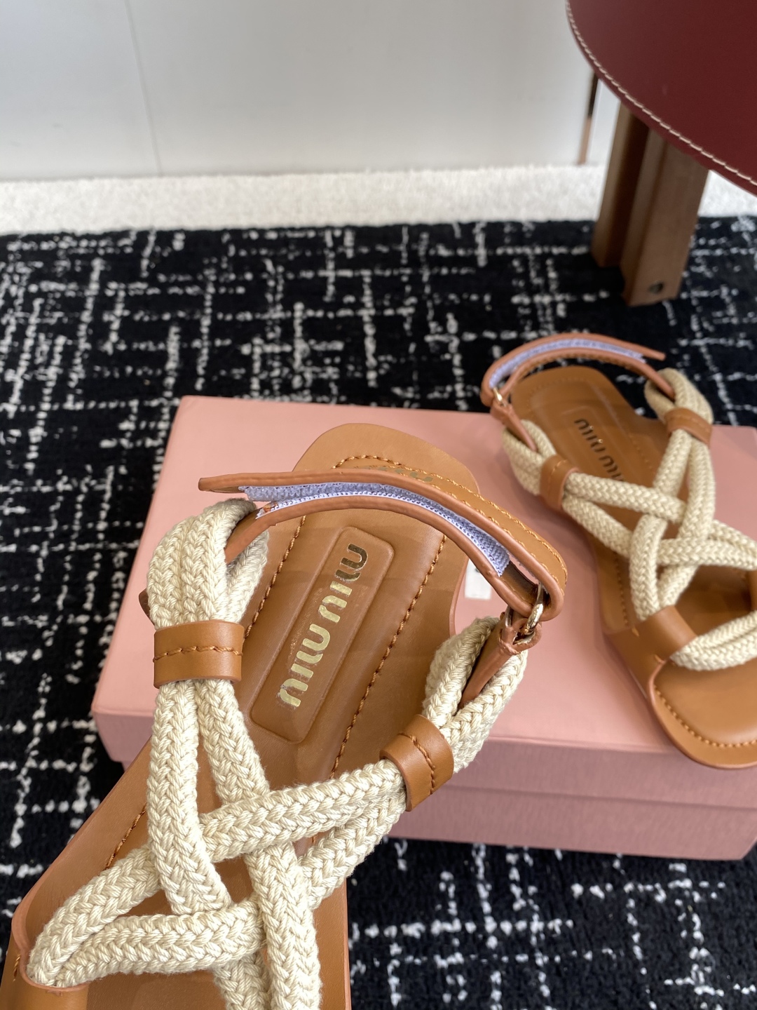 代购级
MiuMiu缪缪 25ss仙女简约风平底凉鞋 夏季百搭款

舒适又好穿，上脚显白 怎么穿都好看，