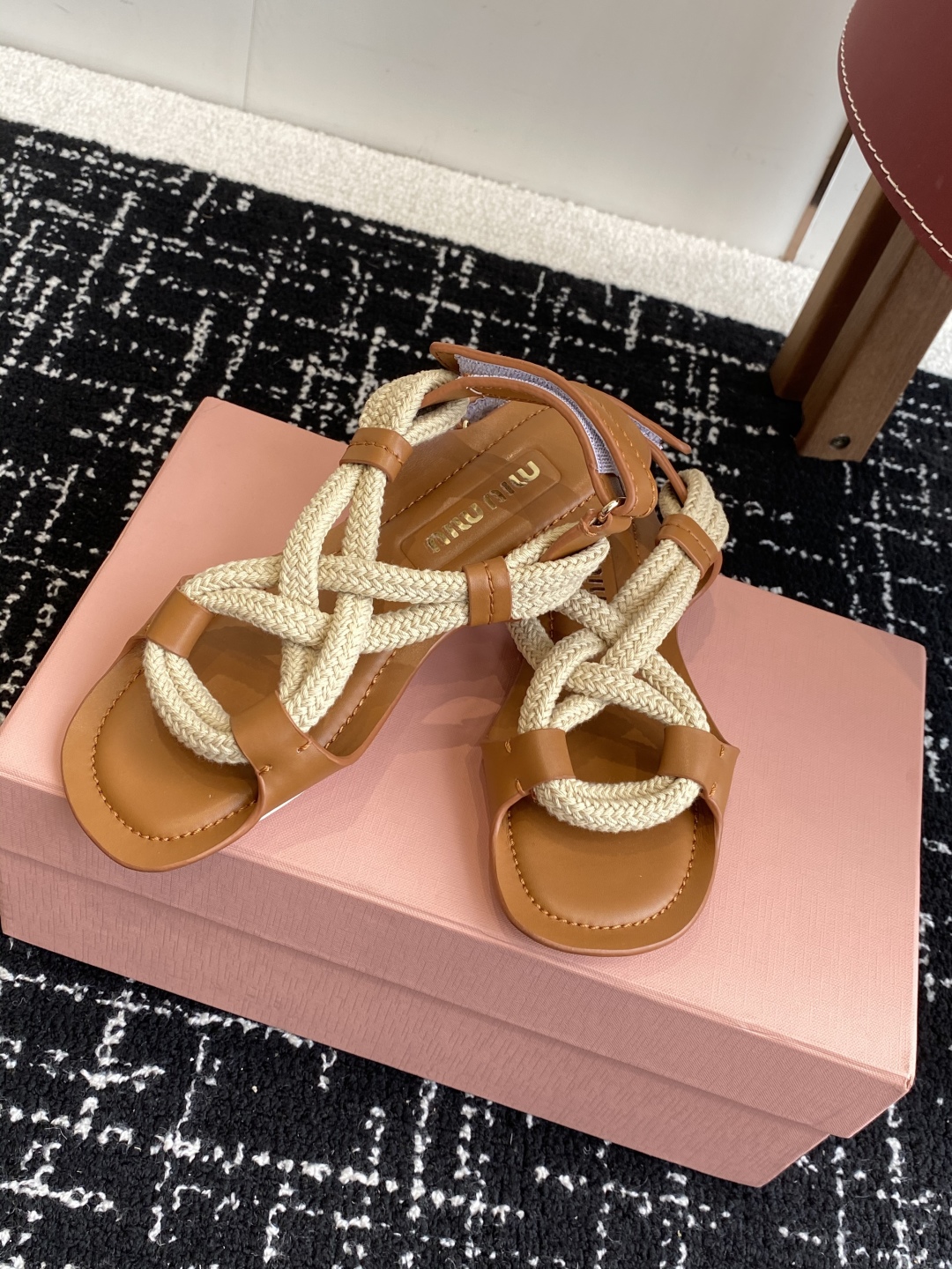 代购级
MiuMiu缪缪 25ss仙女简约风平底凉鞋 夏季百搭款

舒适又好穿，上脚显白 怎么穿都好看，