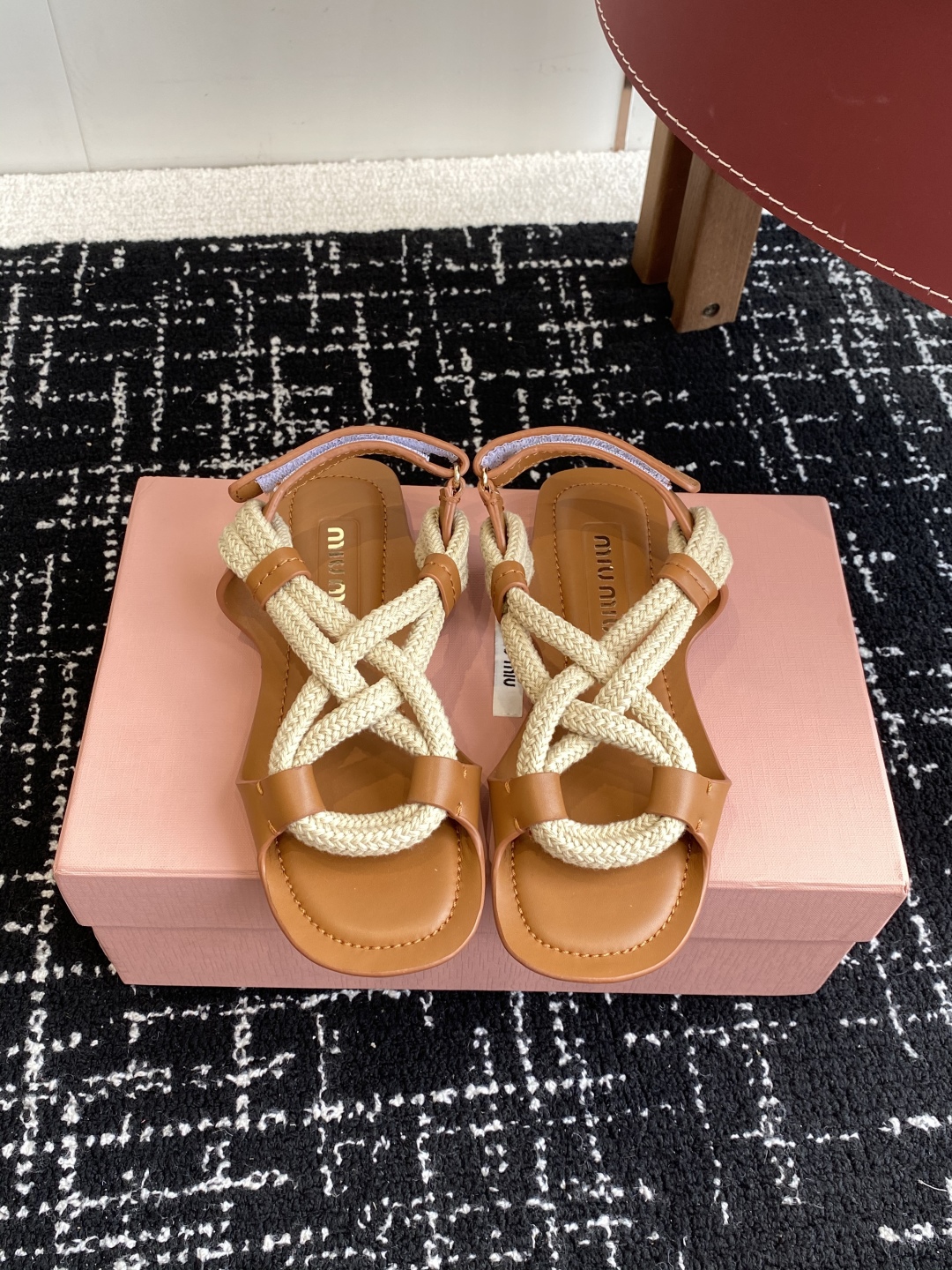 代购级
MiuMiu缪缪 25ss仙女简约风平底凉鞋 夏季百搭款

舒适又好穿，上脚显白 怎么穿都好看，