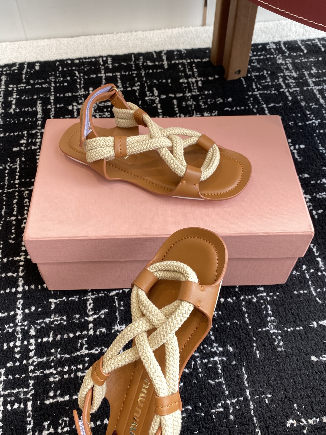 代购级
MiuMiu缪缪 25ss仙女简约风平底凉鞋 夏季百搭款

舒适又好穿，上脚显白 怎么穿都好看，