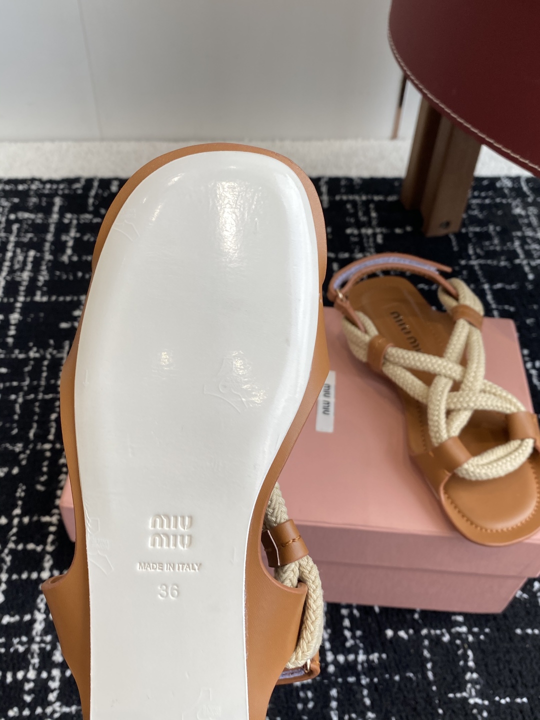 代购级
MiuMiu缪缪 25ss仙女简约风平底凉鞋 夏季百搭款

舒适又好穿，上脚显白 怎么穿都好看，