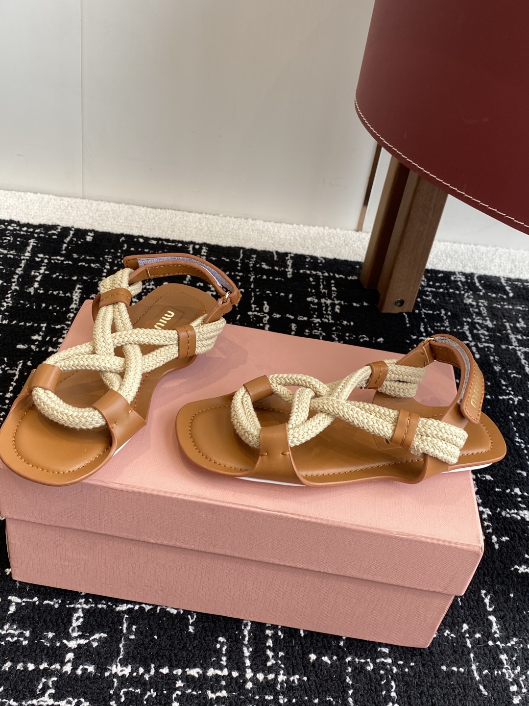 代购级
MiuMiu缪缪 25ss仙女简约风平底凉鞋 夏季百搭款

舒适又好穿，上脚显白 怎么穿都好看，