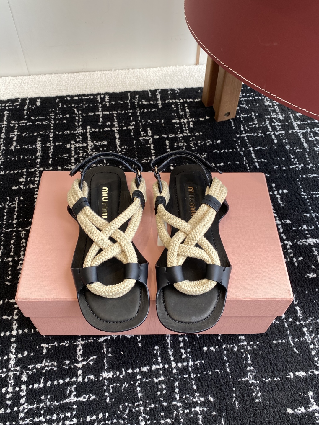代购级
MiuMiu缪缪 25ss仙女简约风平底凉鞋 夏季百搭款

舒适又好穿，上脚显白 怎么穿都好看，