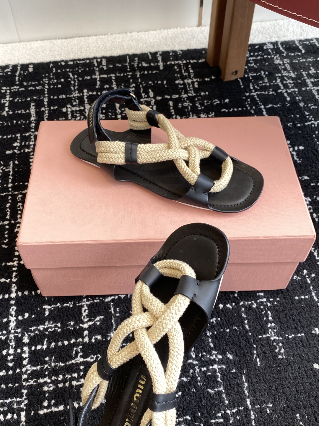 代购级
MiuMiu缪缪 25ss仙女简约风平底凉鞋 夏季百搭款

舒适又好穿，上脚显白 怎么穿都好看，