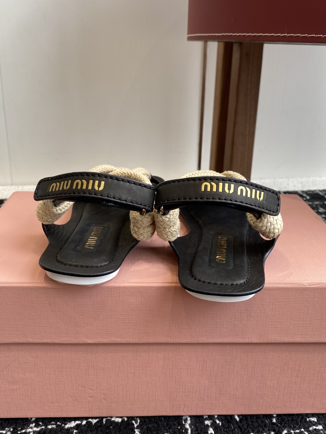代购级
MiuMiu缪缪 25ss仙女简约风平底凉鞋 夏季百搭款

舒适又好穿，上脚显白 怎么穿都好看，