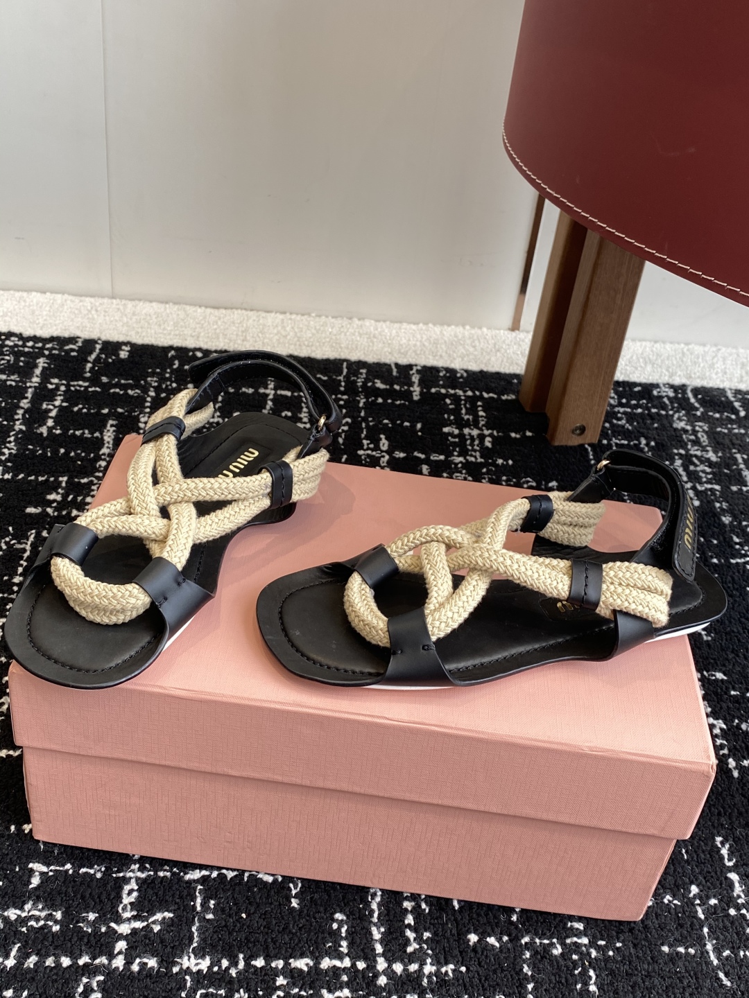 代购级
MiuMiu缪缪 25ss仙女简约风平底凉鞋 夏季百搭款

舒适又好穿，上脚显白 怎么穿都好看，