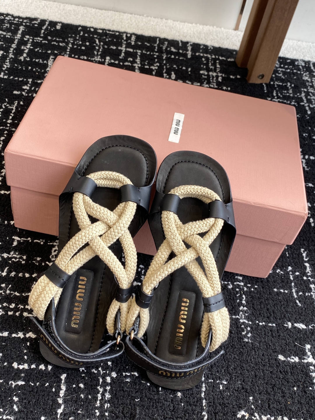 代购级
MiuMiu缪缪 25ss仙女简约风平底凉鞋 夏季百搭款

舒适又好穿，上脚显白 怎么穿都好看，