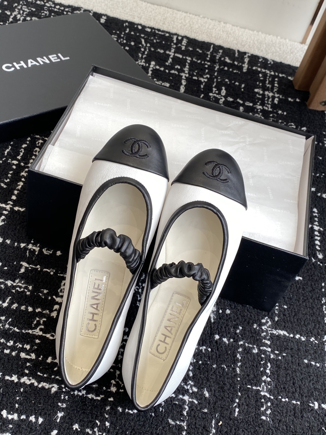 代购级
CHANEL小香 25ss 春夏鞋头电绣双C logo点缀,玛丽珍 粗跟单鞋 宛如女神脖子上的项