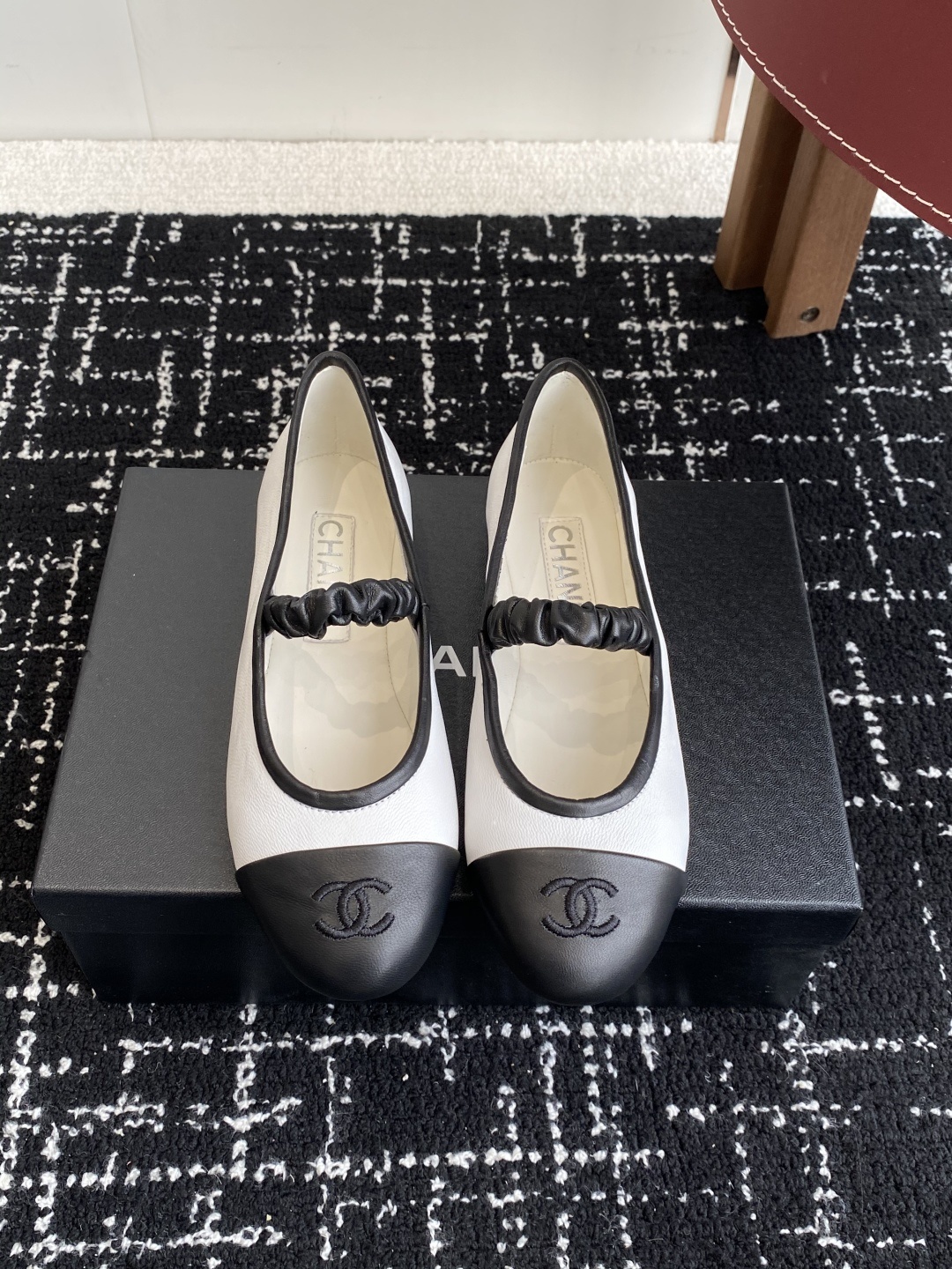 代购级
CHANEL小香 25ss 春夏鞋头电绣双C logo点缀,玛丽珍 粗跟单鞋 宛如女神脖子上的项