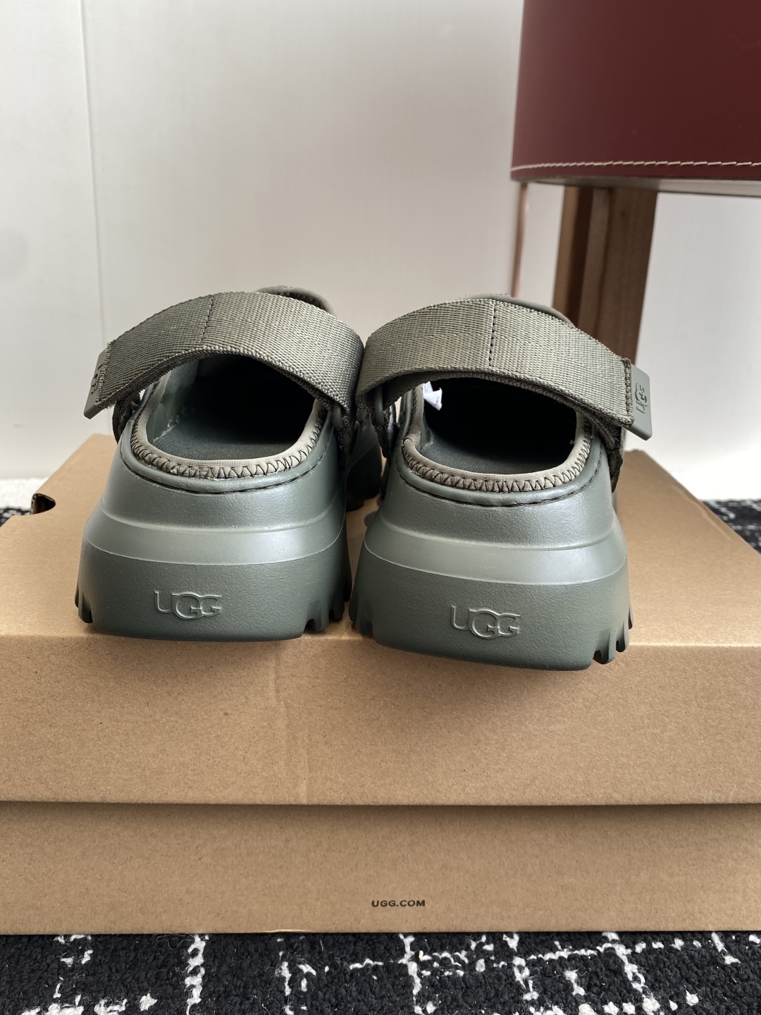 东莞代购级
UGG25ss 新款 勃肯 包头拖 这个品牌我就心动了

代购找很久才买到货，真的一鞋难求，