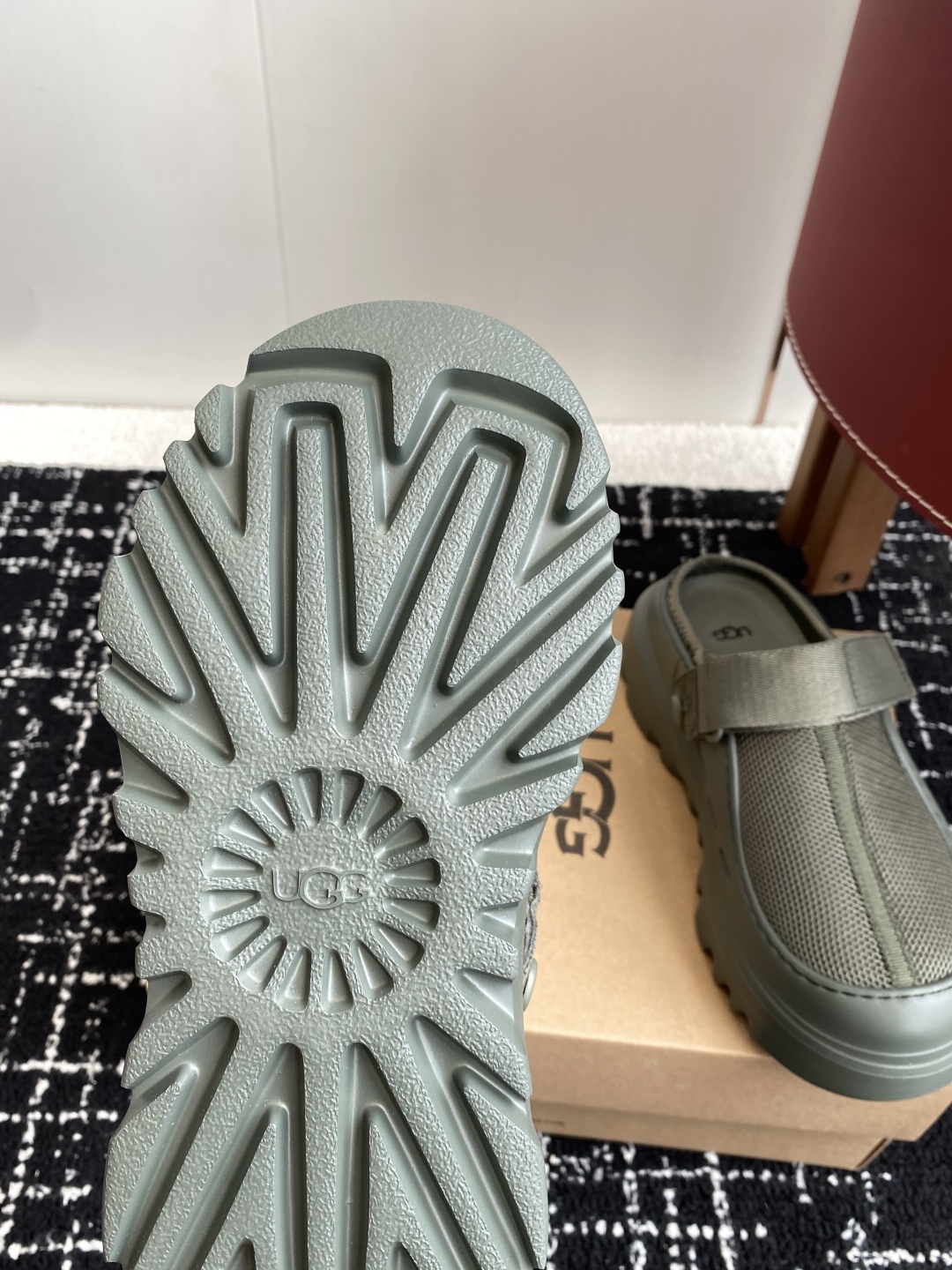 东莞代购级
UGG25ss 新款 勃肯 包头拖 这个品牌我就心动了

代购找很久才买到货，真的一鞋难求，