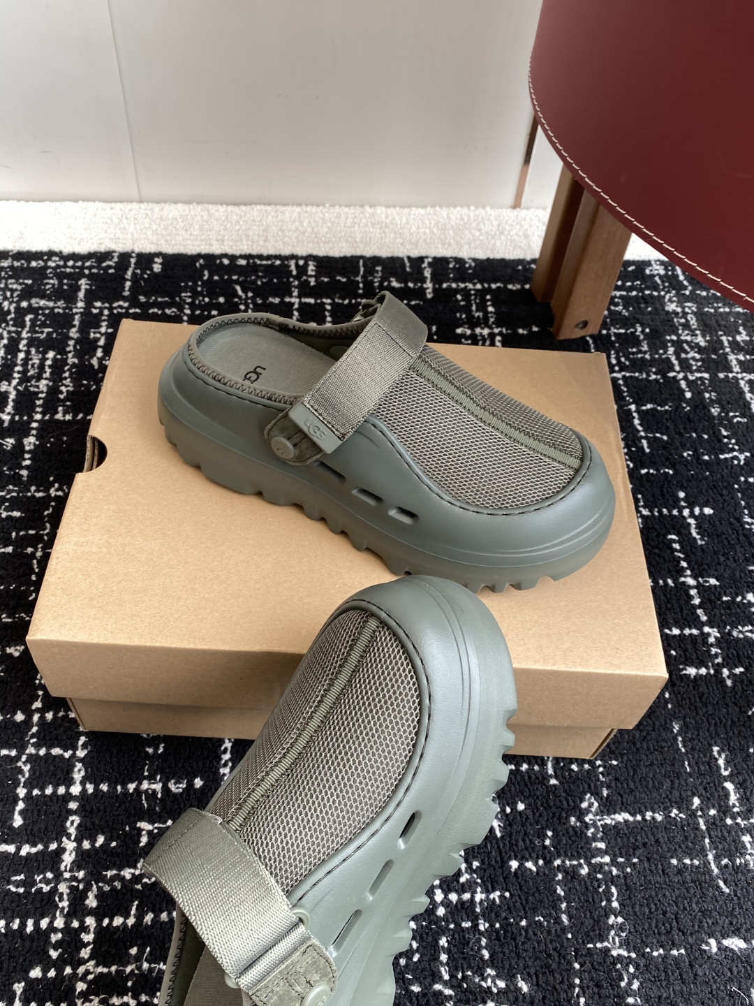 东莞代购级
UGG25ss 新款 勃肯 包头拖 这个品牌我就心动了

代购找很久才买到货，真的一鞋难求，