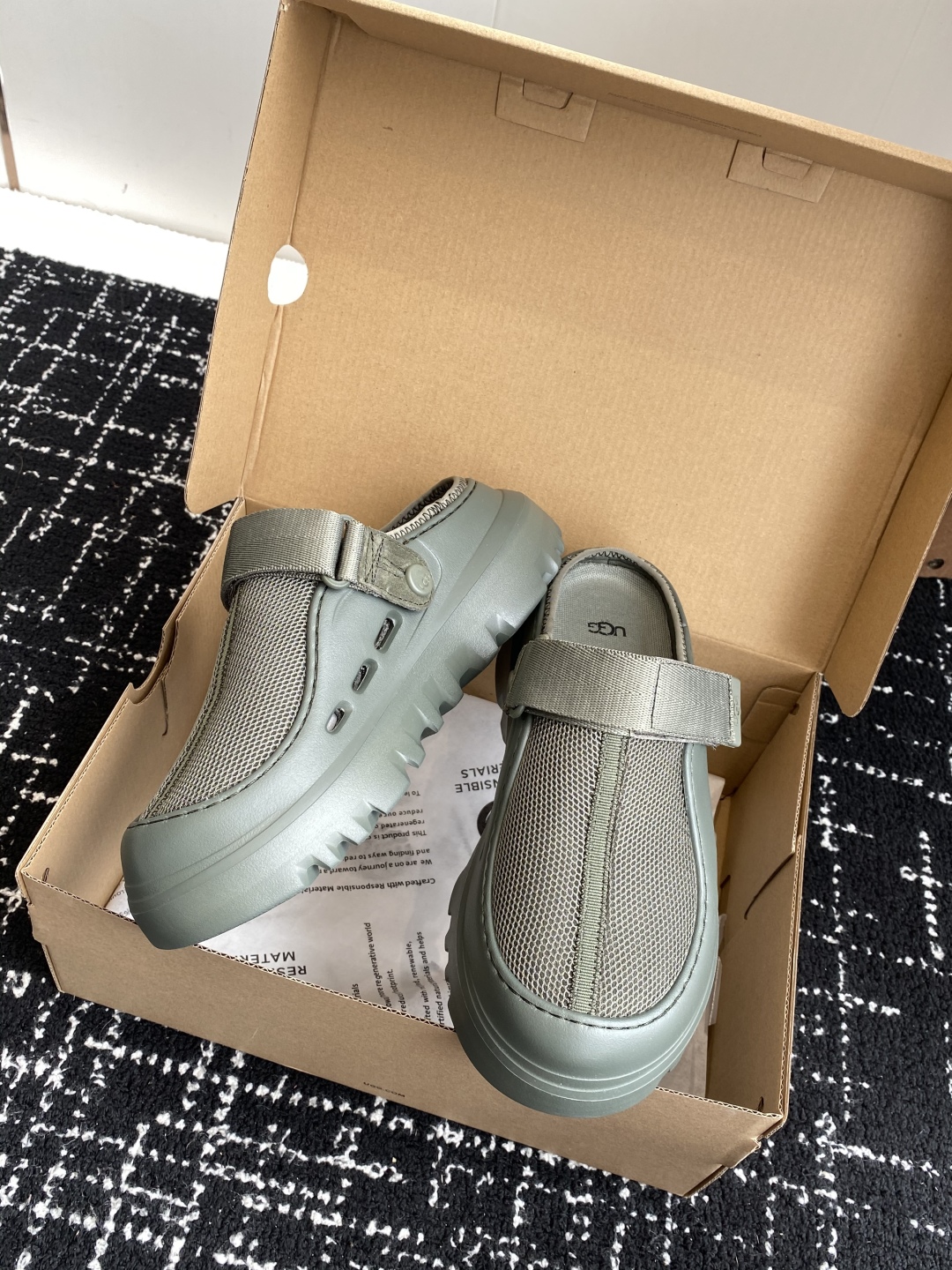 东莞代购级
UGG25ss 新款 勃肯 包头拖 这个品牌我就心动了

代购找很久才买到货，真的一鞋难求，