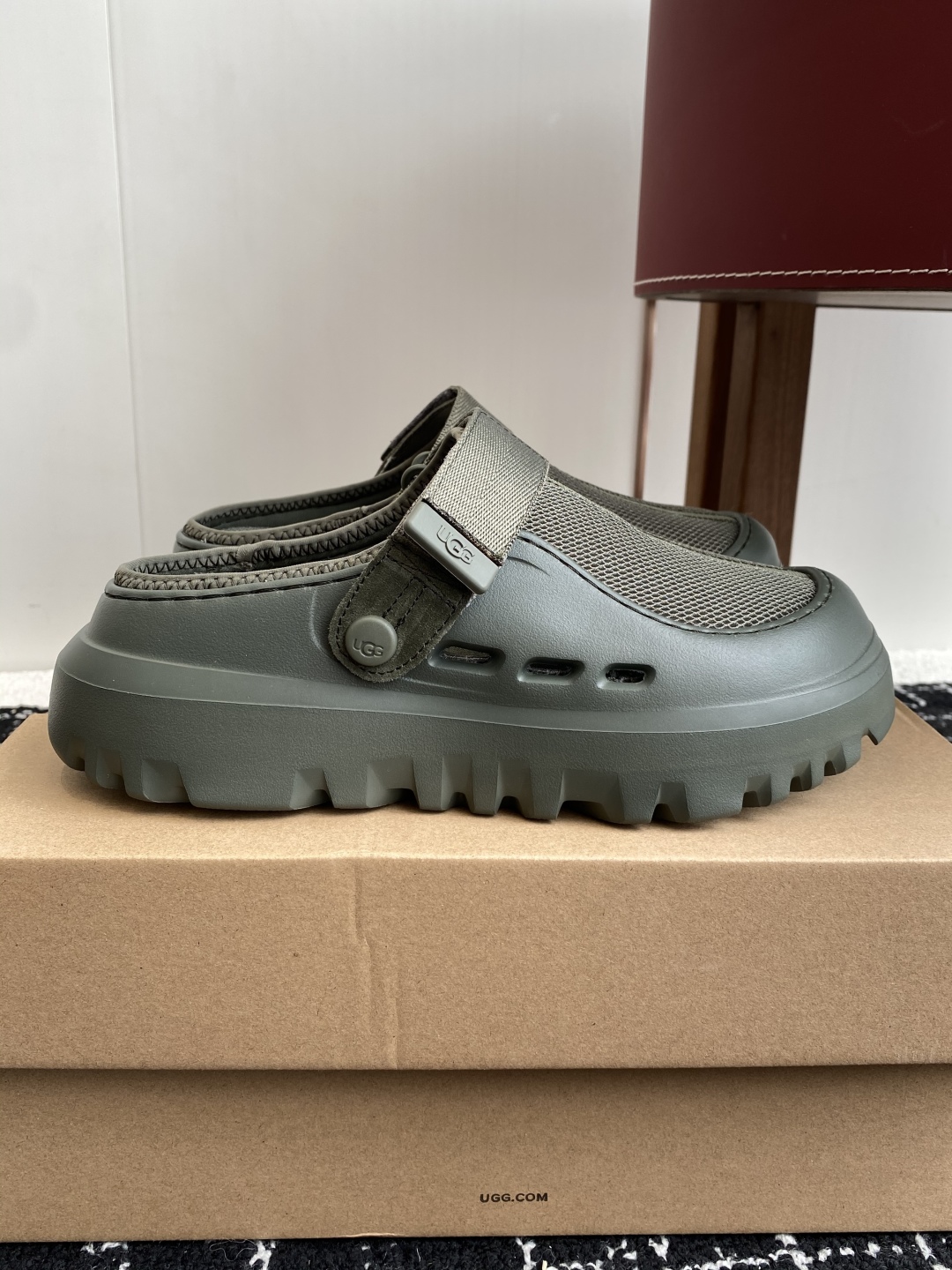 东莞代购级
UGG25ss 新款 勃肯 包头拖 这个品牌我就心动了

代购找很久才买到货，真的一鞋难求，