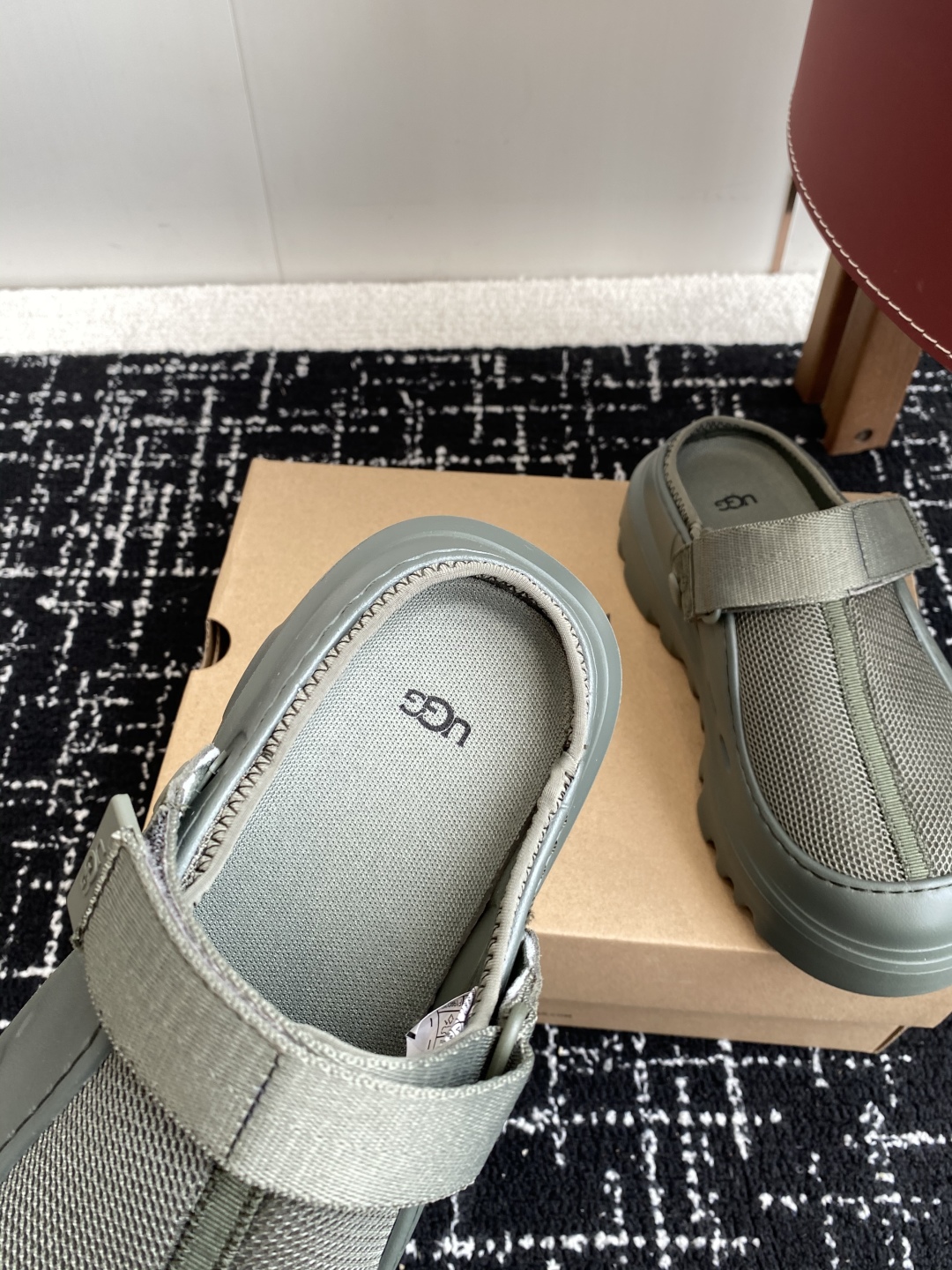 东莞代购级
UGG25ss 新款 勃肯 包头拖 这个品牌我就心动了

代购找很久才买到货，真的一鞋难求，