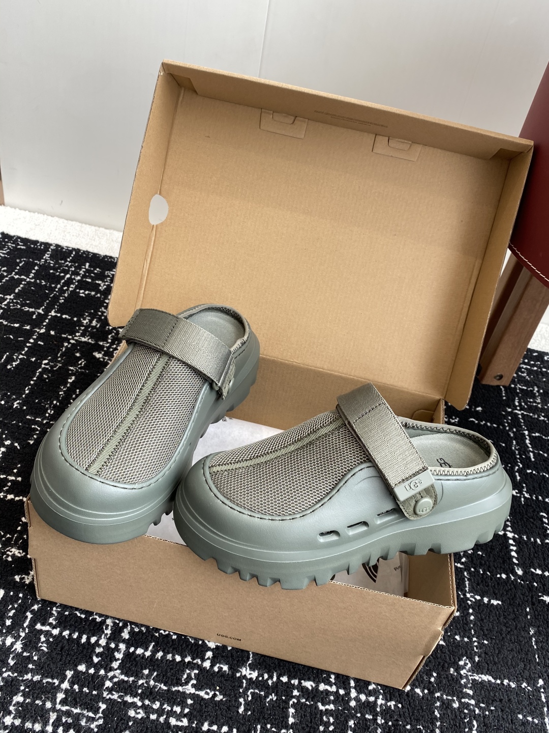 东莞代购级
UGG25ss 新款 勃肯 包头拖 这个品牌我就心动了

代购找很久才买到货，真的一鞋难求，
