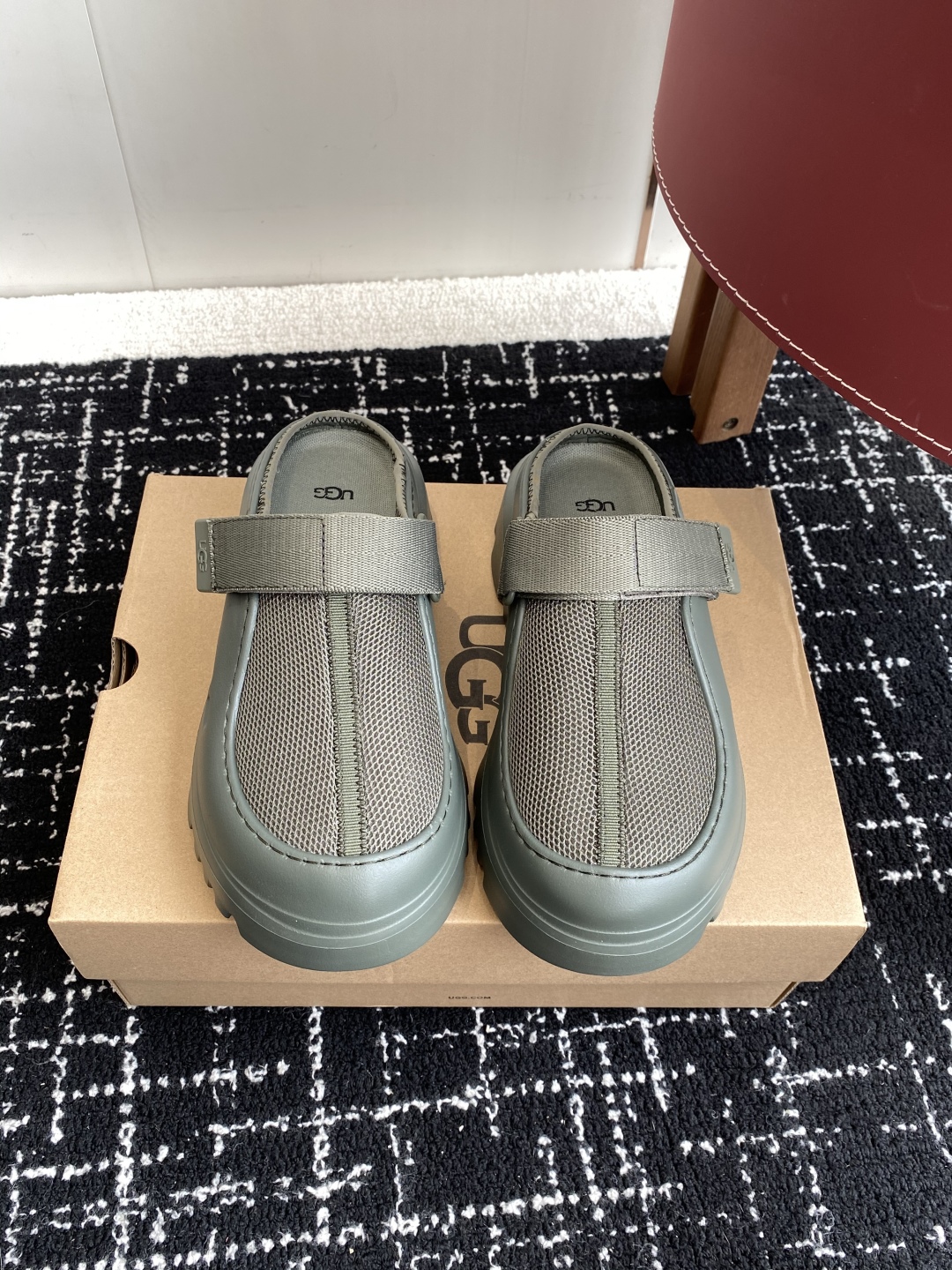 东莞代购级
UGG25ss 新款 勃肯 包头拖 这个品牌我就心动了

代购找很久才买到货，真的一鞋难求，