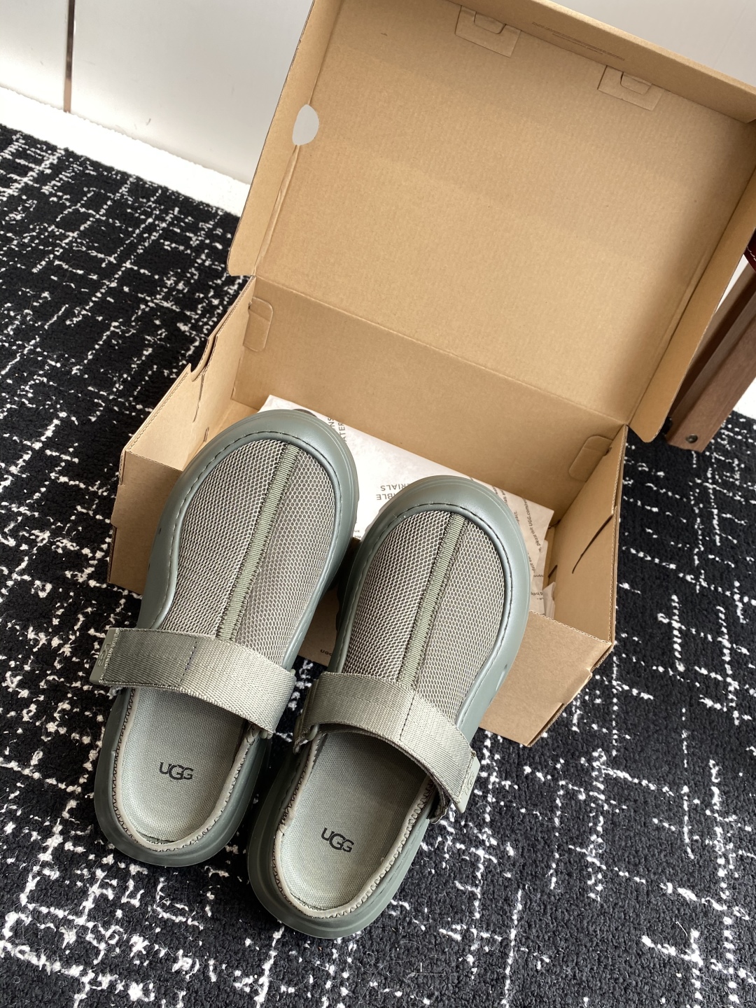 东莞代购级
UGG25ss 新款 勃肯 包头拖 这个品牌我就心动了

代购找很久才买到货，真的一鞋难求，