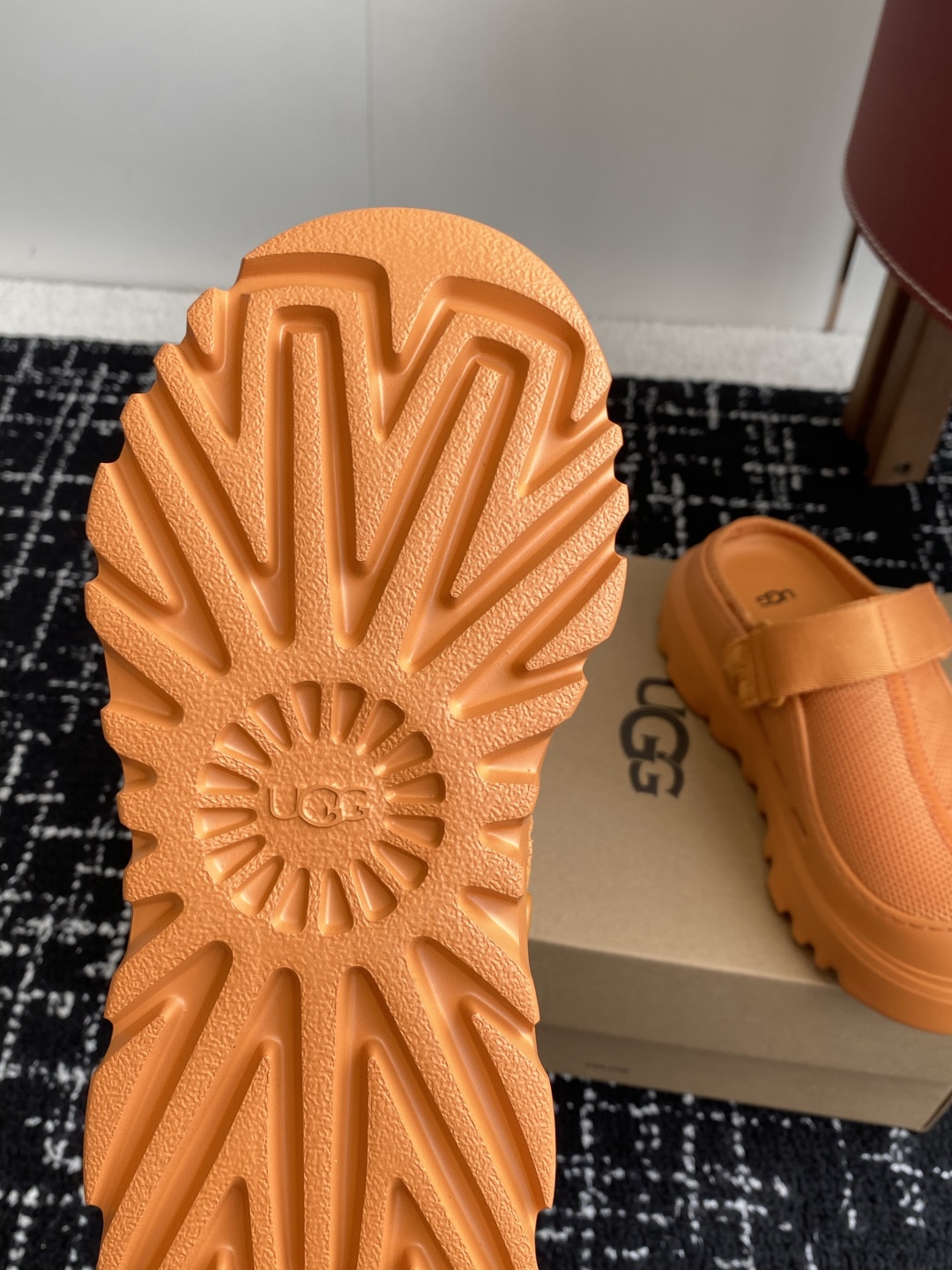 东莞代购级
UGG25ss 新款 勃肯 包头拖 这个品牌我就心动了

代购找很久才买到货，真的一鞋难求，