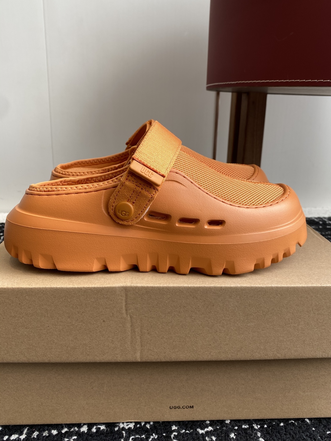 东莞代购级
UGG25ss 新款 勃肯 包头拖 这个品牌我就心动了

代购找很久才买到货，真的一鞋难求，