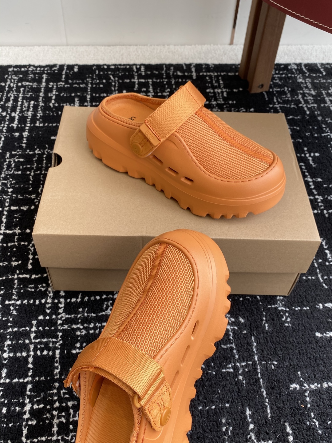 东莞代购级
UGG25ss 新款 勃肯 包头拖 这个品牌我就心动了

代购找很久才买到货，真的一鞋难求，