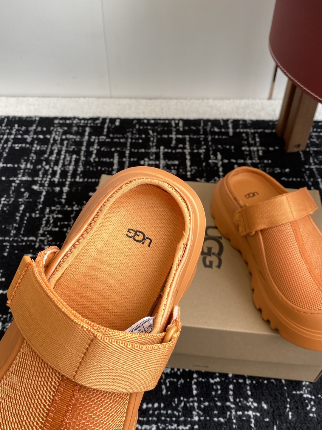 东莞代购级
UGG25ss 新款 勃肯 包头拖 这个品牌我就心动了

代购找很久才买到货，真的一鞋难求，