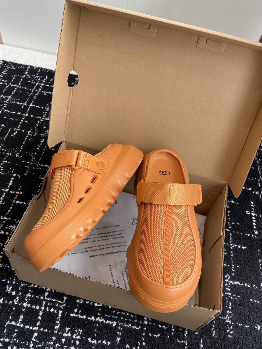 东莞代购级
UGG25ss 新款 勃肯 包头拖 这个品牌我就心动了

代购找很久才买到货，真的一鞋难求，