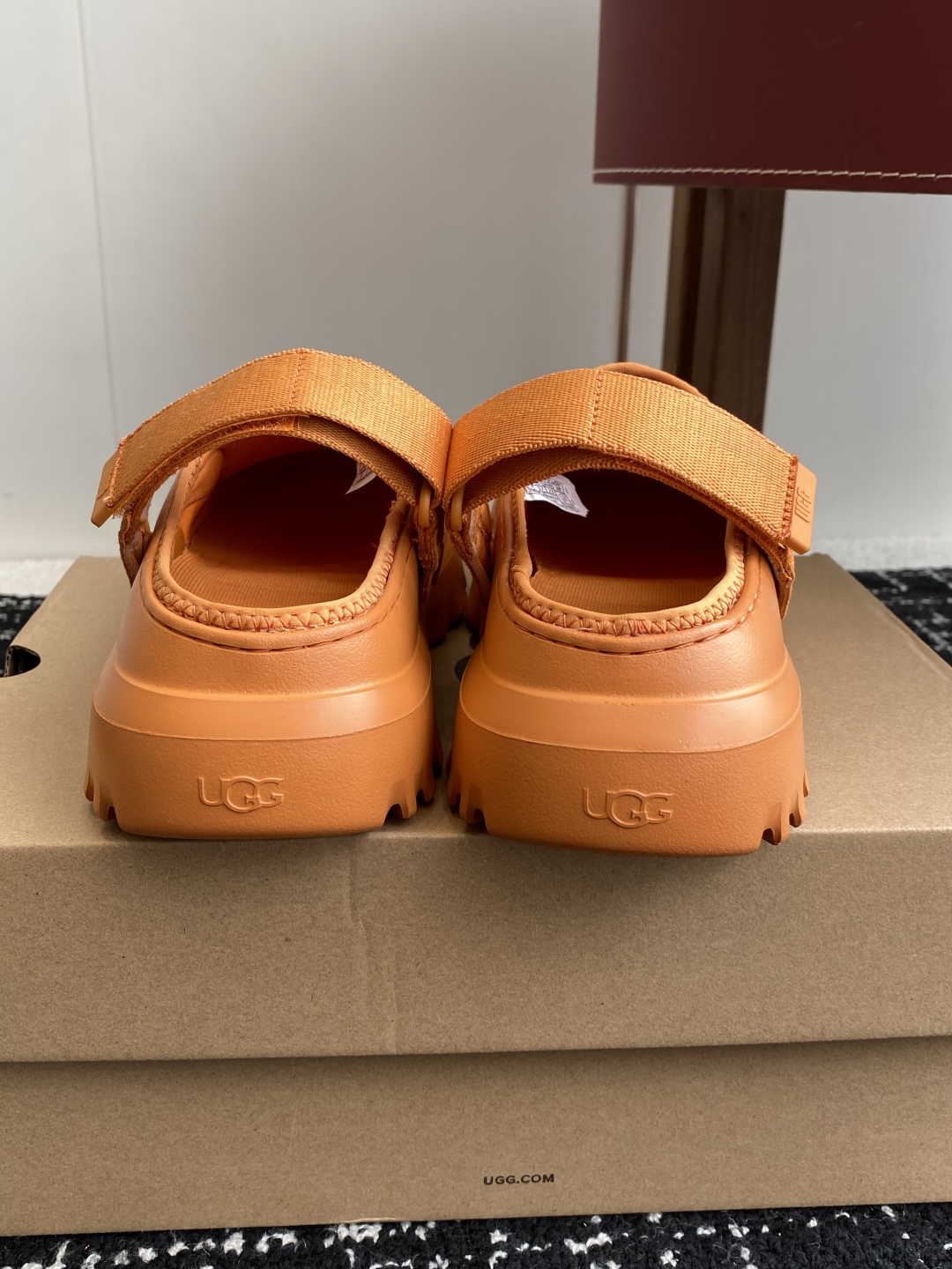 东莞代购级
UGG25ss 新款 勃肯 包头拖 这个品牌我就心动了

代购找很久才买到货，真的一鞋难求，