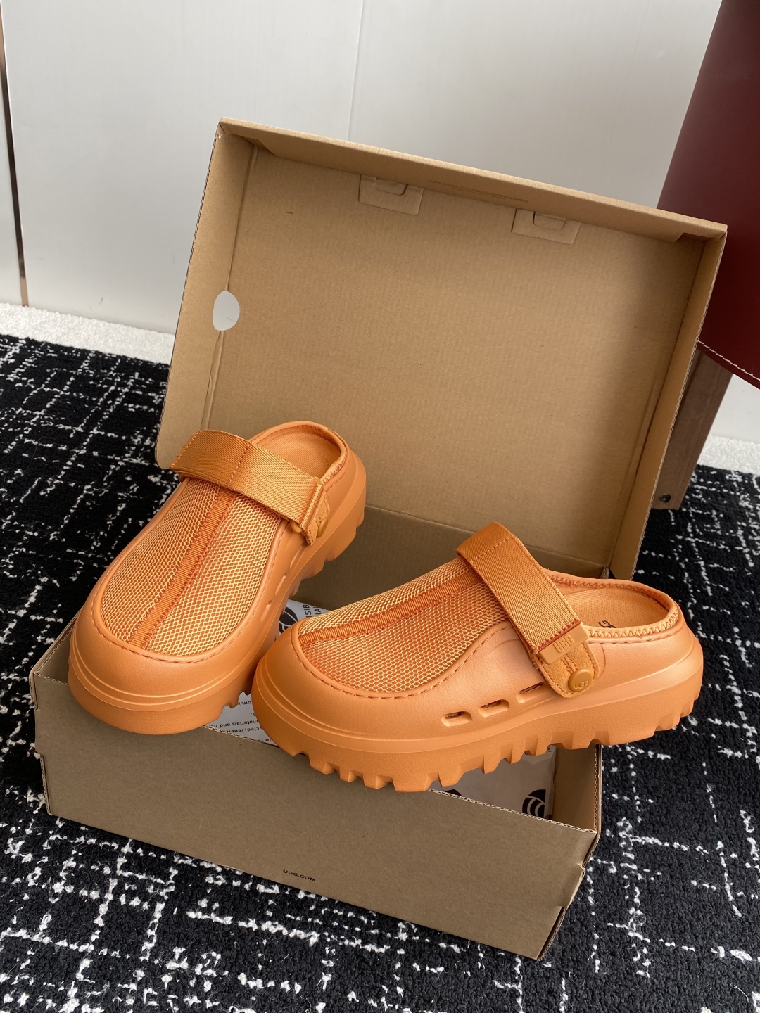 东莞代购级
UGG25ss 新款 勃肯 包头拖 这个品牌我就心动了

代购找很久才买到货，真的一鞋难求，