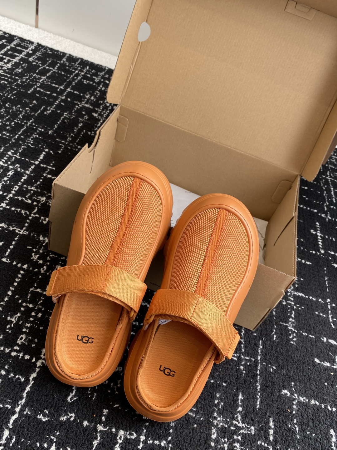 东莞代购级
UGG25ss 新款 勃肯 包头拖 这个品牌我就心动了

代购找很久才买到货，真的一鞋难求，